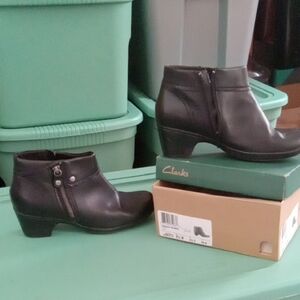 Clarks Black Leather Zip Ankle Booties 8.5 Wide